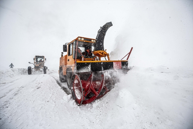 Kar vatandaşı esir almasın diye 24 saat nöbetteler